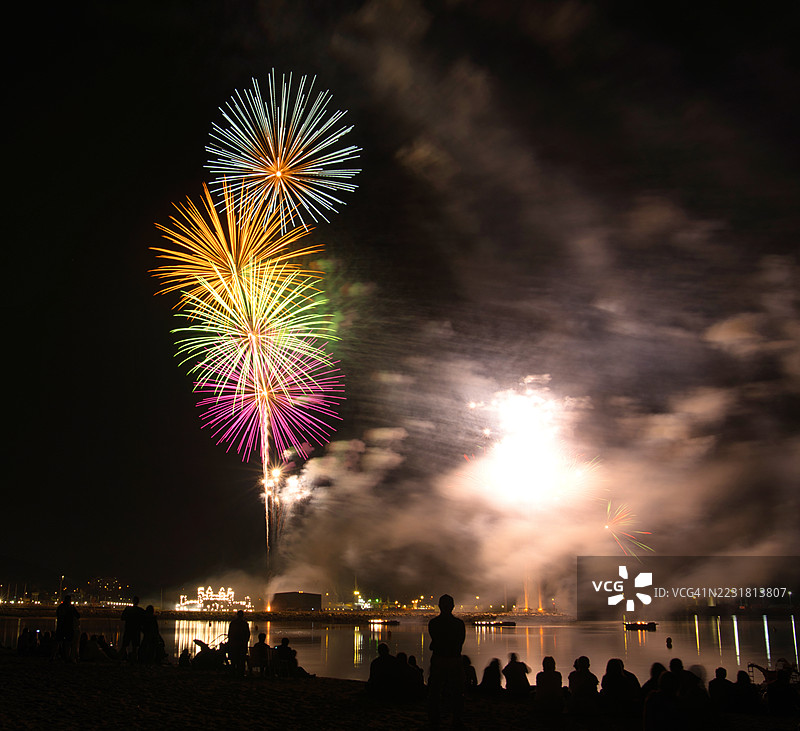 海滩上的烟花表演图片素材
