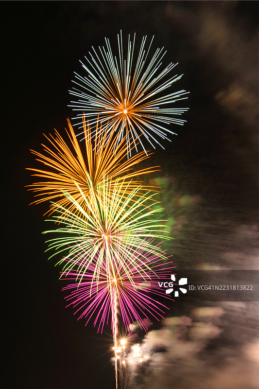 海滩上空的烟花表演图片素材