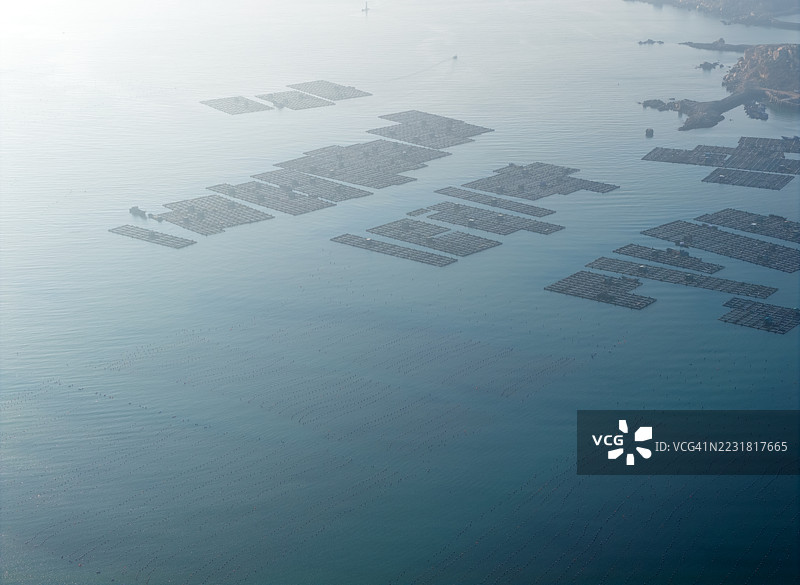海洋中鱼类养殖结构的鸟瞰图图片素材