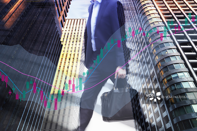 通勤的商务人士与金融图表的叠加效果图片素材