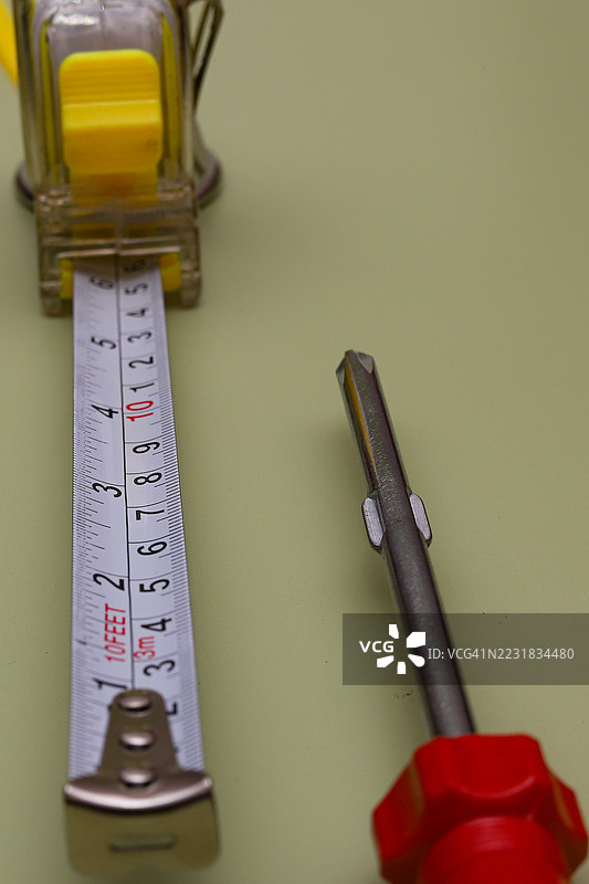 螺丝刀和卷尺；五金工具图片素材