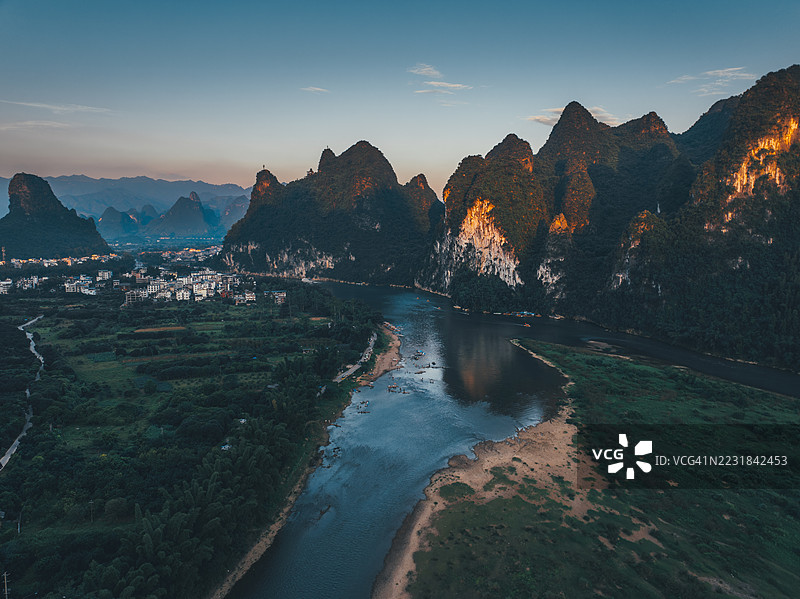 桂林，广西的喀斯特山脉和漓江黄昏景色图片素材