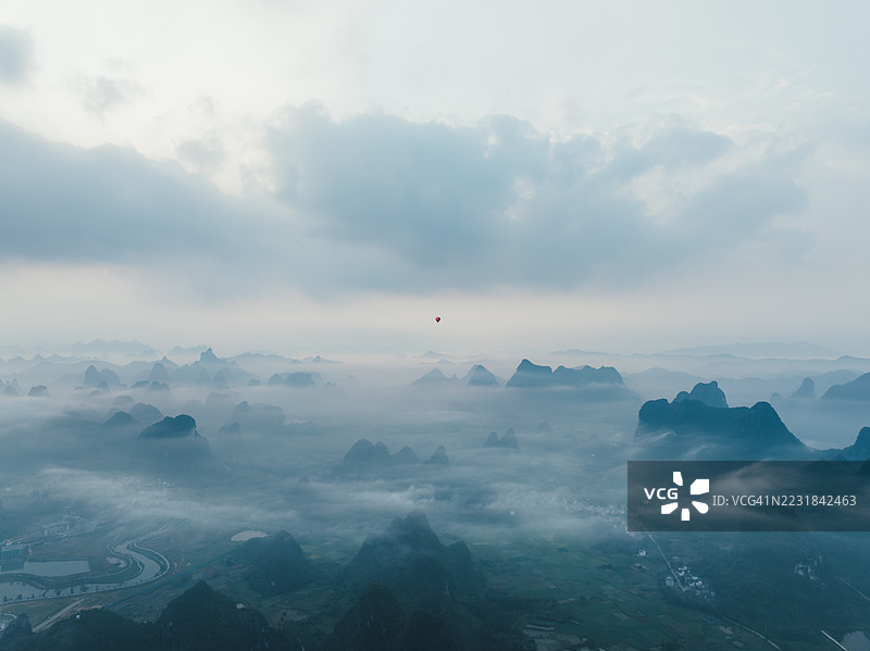 桂林，广西的喀斯特山脉鸟瞰图，云雾缭绕，热气球飞翔。图片素材