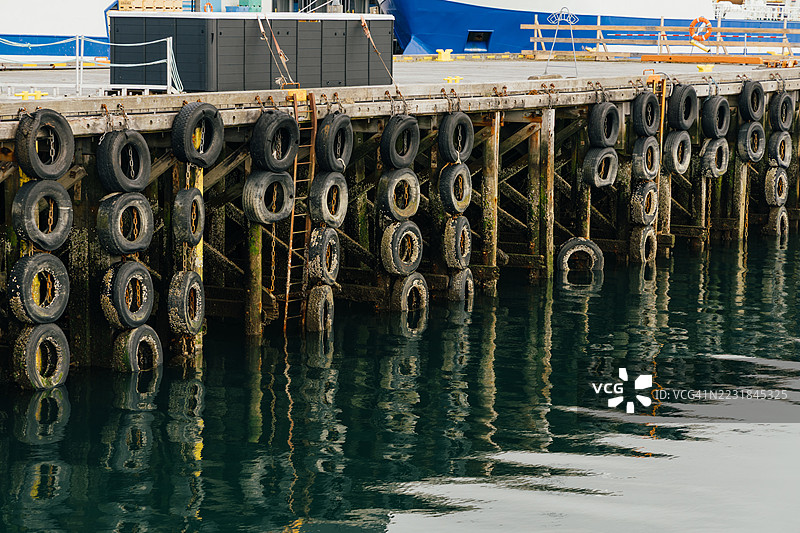 旧轮胎用作港口码头的护舷图片素材