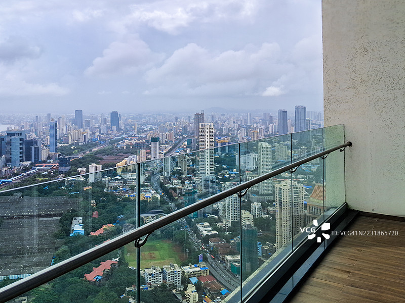 孟买高楼的阳台景观图片素材