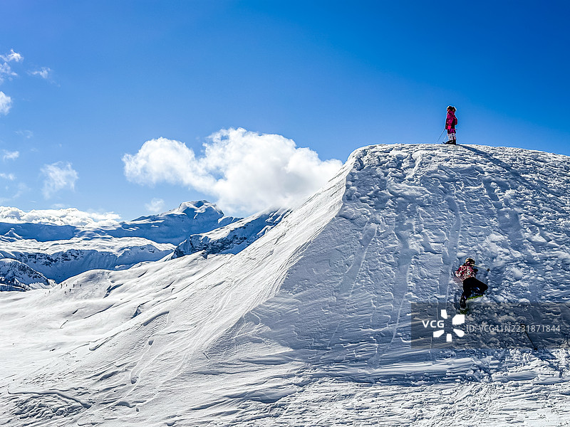 孩子们在法国奥尔西耶梅尔特1850滑雪度假村的滑雪坡附近玩雪。图片素材