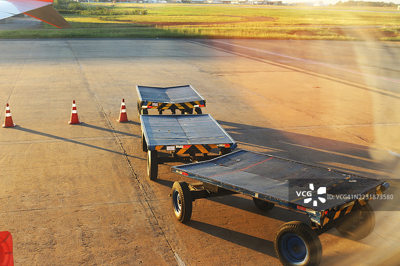 行李从飞机运输到机场传送带。图片素材