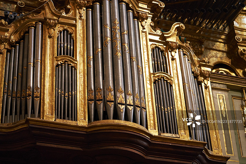 宏伟的管风琴展示了教堂内复杂的金色细节图片素材
