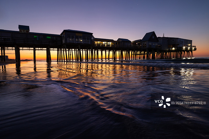 老橡树海滩码头在清晨的蓝色时光图片素材