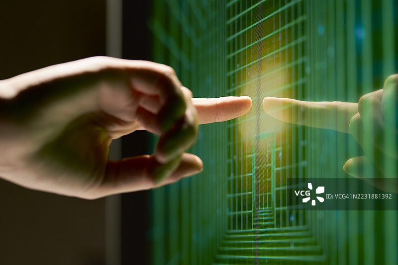 工程师与展示服务器机架的未来感全息界面互动图片素材