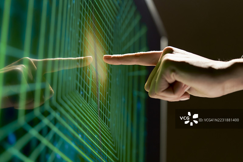 工程师指着透明屏幕上显示的未来数字电路板图片素材