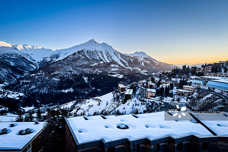 日落时分,俯瞰“Grande Autane”和“Petite Autane”山峰,以及法国奥尔西耶梅尔莱特1850滑雪度假村。VII图片素材