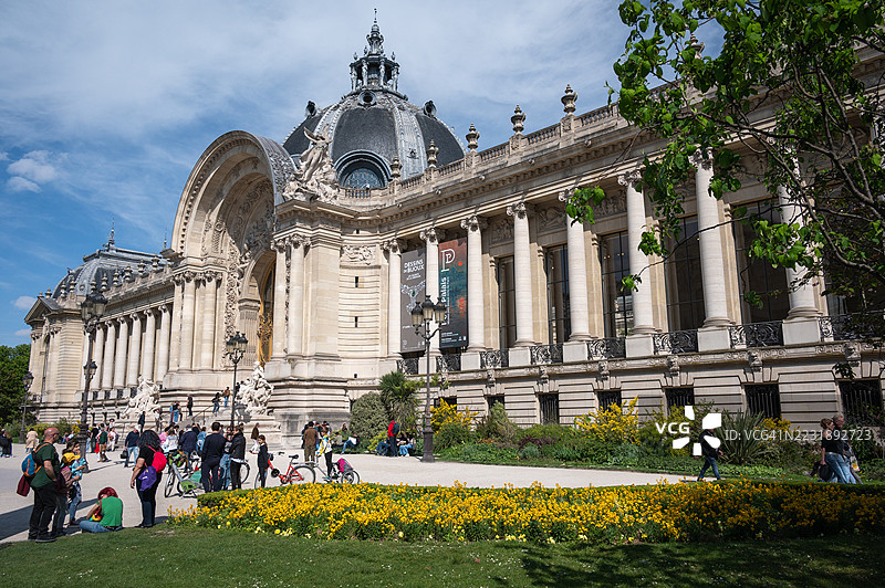 巴黎法国小宫前的美丽春日图片素材