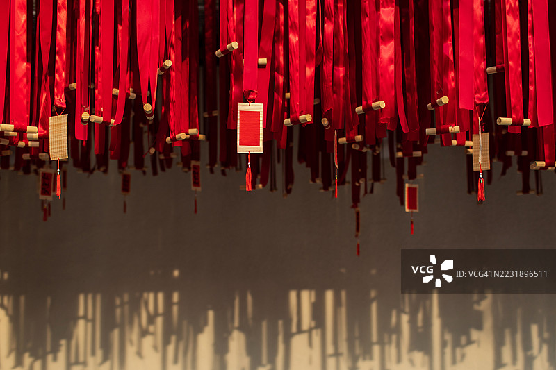 传统设计的红色悬挂卷轴，配有流苏和丝带。庆祝越南新年节。图片素材