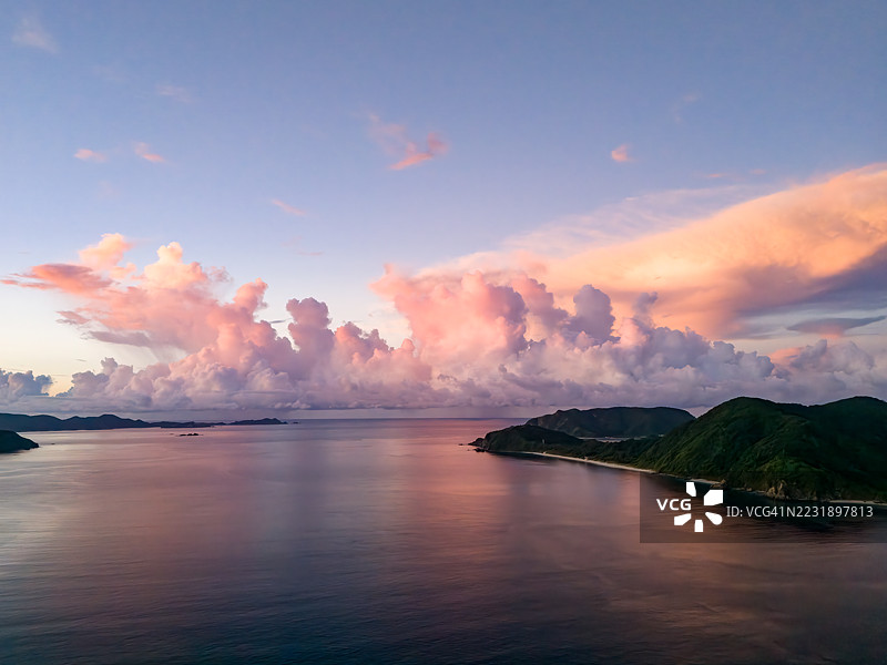 获得许可的无人机航拍。拍摄在座间味港上空的日出，位于庆良间群岛的座间味岛，日本冲绳县岛尻郡 - 2025年6月28日图片素材