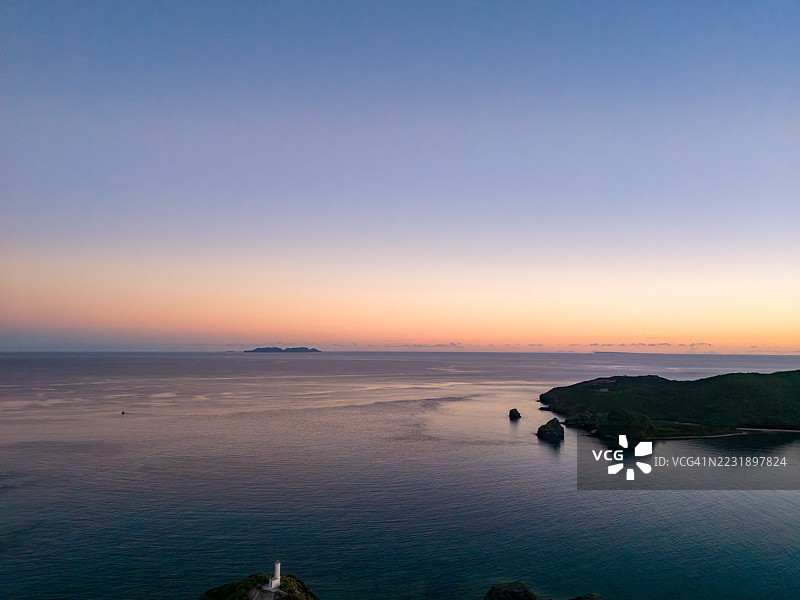 获得许可的无人机航拍。拍摄在座间味港上空的日出,位于庆良间群岛的座间味岛,日本冲绳县岛尻郡 - 2025年6月28日图片素材