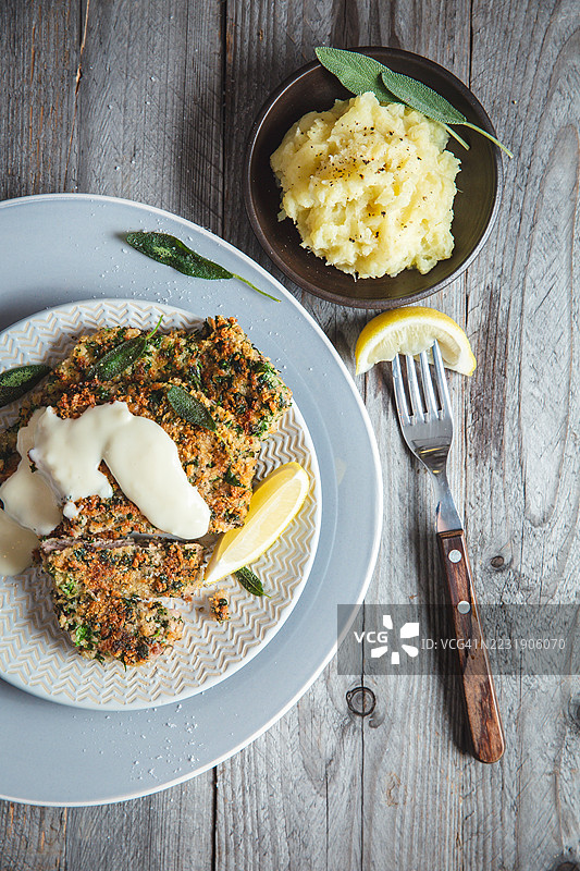 脆皮面包牛排配奶油酱和土豆泥图片素材