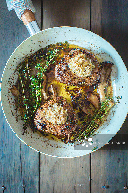 轻轻调味的油中煎制的多汁牛肉菲力配香草图片素材