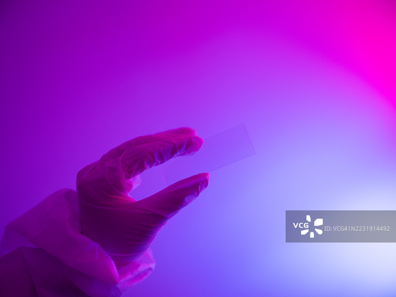 显微镜载玻片的特写镜头图片素材