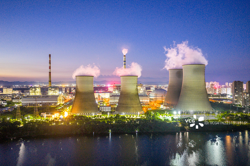 日落时分的城市天际线与发电站图片素材