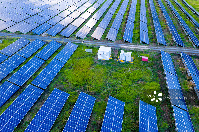 太阳能电池板排成行，利用可再生资源图片素材