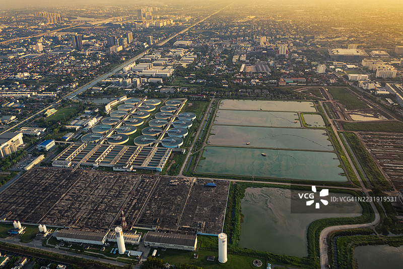 水处理厂的鸟瞰图，用于净化水源，为城市提供优质水。环境保护理念。图片素材