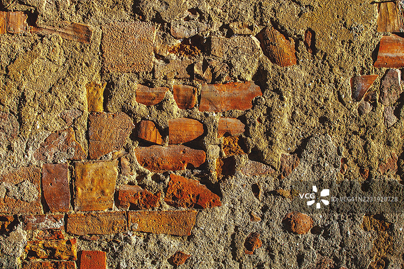 风化的砖墙，砂浆剥落，老旧建筑材料，建筑衰败图片素材