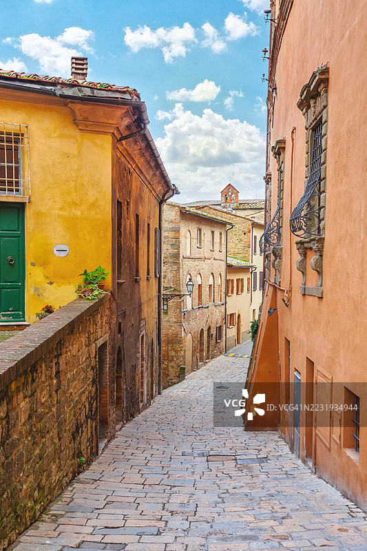托斯卡纳沃尔泰拉的中世纪鹅卵石街道，历史悠久，迷人，古老图片素材