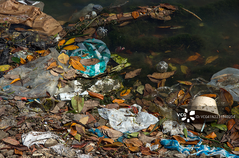 卡塔赫纳，博利瓦尔，卡布雷罗湖岸边的垃圾图片素材