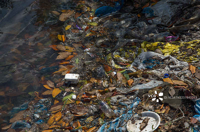 卡塔赫纳，博利瓦尔，卡布雷罗湖岸边的垃圾图片素材