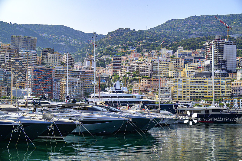 夏季时分，摩纳哥港口的超级游艇图片素材