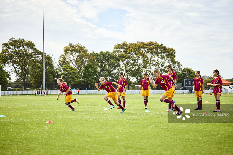 足球运动员在训练中冲刺图片素材