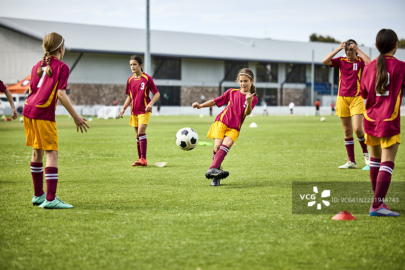 女孩将足球传给队友图片素材