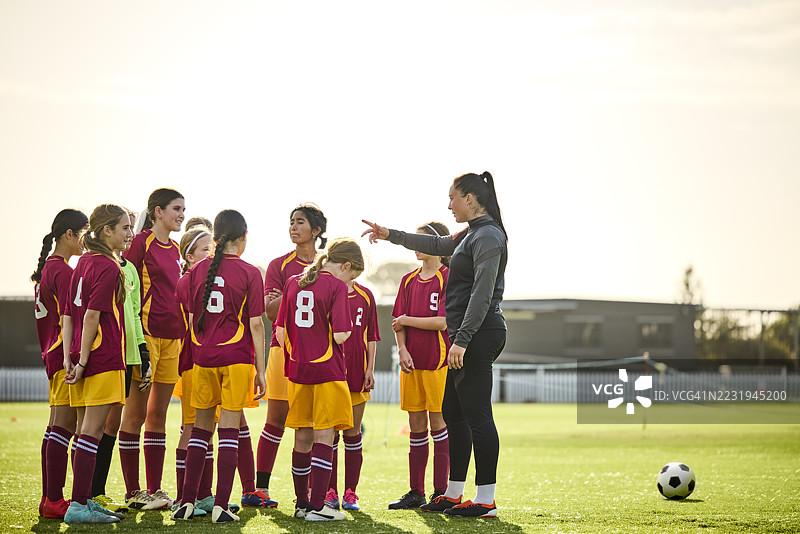 女教练在给她的足球队进行简报图片素材