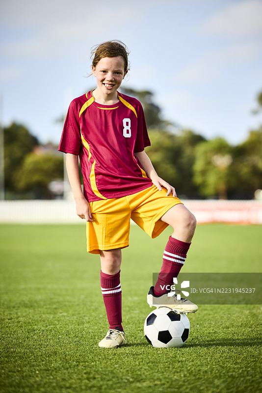 微笑的足球运动员在体育场训练图片素材