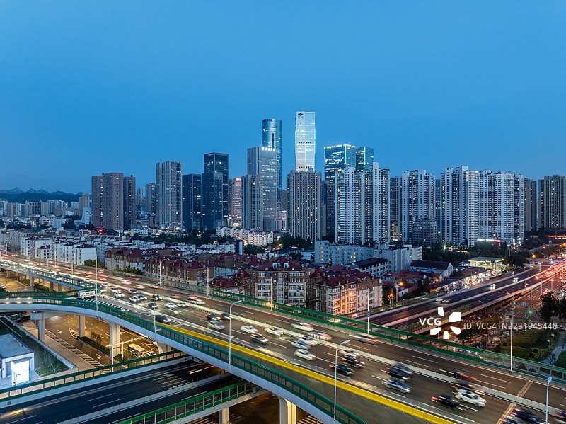 黄昏时分，城市天际线前方的高架道路上交通繁忙图片素材