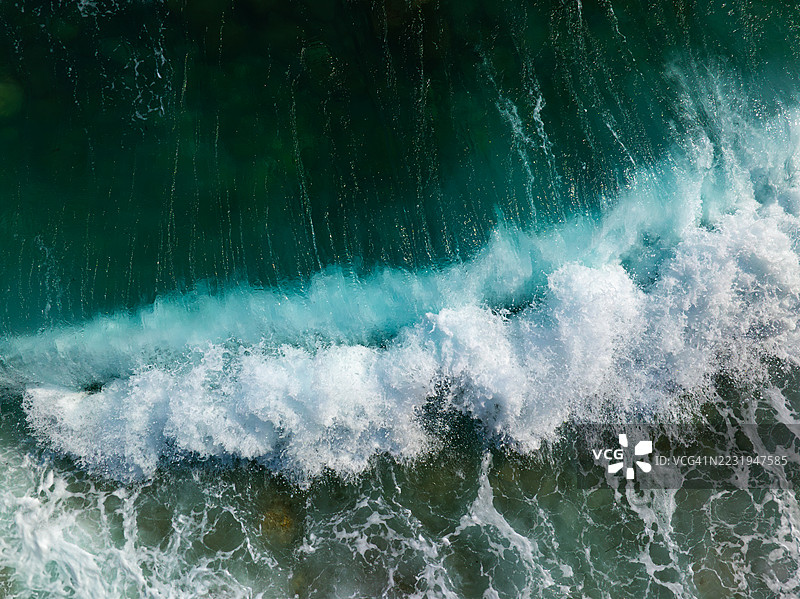 从空中俯瞰法国罗克布伦-卡普-马丁海岸线破浪的图像图片素材