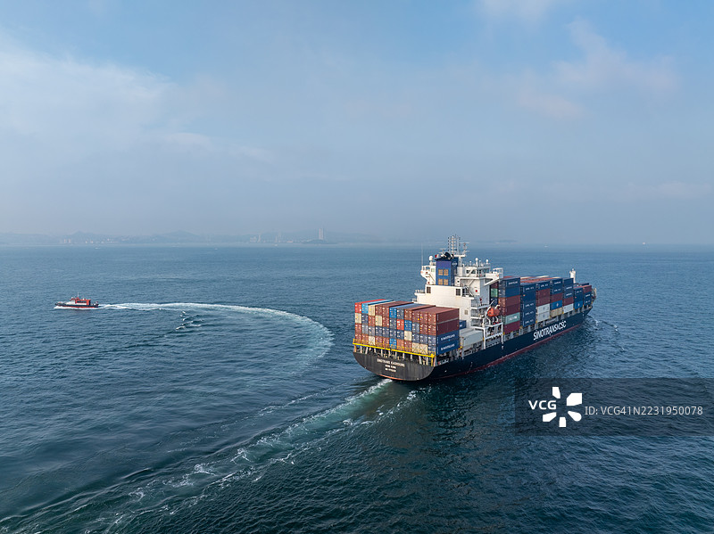 无人机视角的SINOTRANS&CSC集装箱船在海上航行图片素材