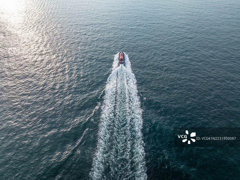无人机航拍视角的引航船在海上航行图片素材