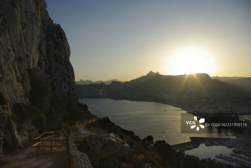 卡尔佩海岸和港口的日落图片素材