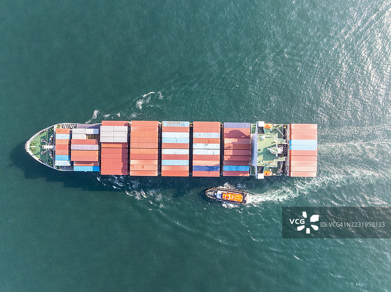 海上航行的集装箱船无人机航拍视角图片素材