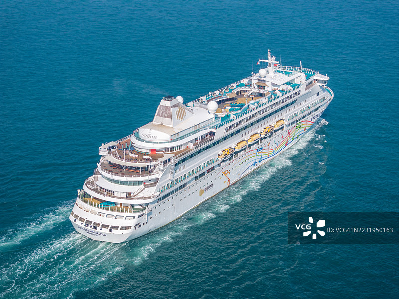 无人机航拍蓝梦旋律号客轮在海上航行的景象图片素材