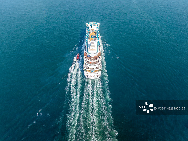 无人机航拍蓝梦旋律号客轮在海上航行的景象图片素材