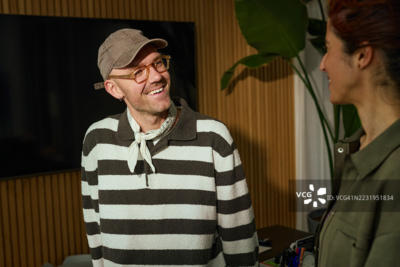 初创公司创始人在现代办公室分享创意：拥抱创新与合作图片素材