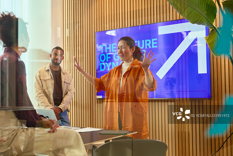 商业团队讨论现代办公室中团队动态的未来图片素材