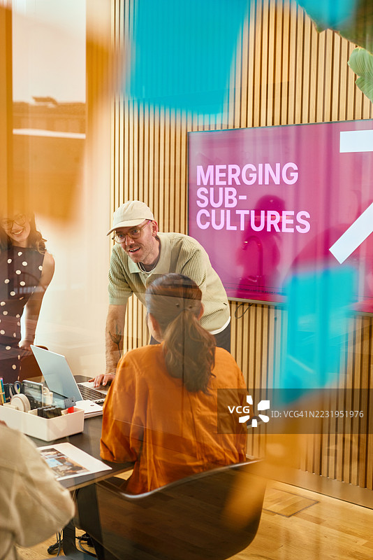 商业团队在现代办公室讨论合并亚文化图片素材