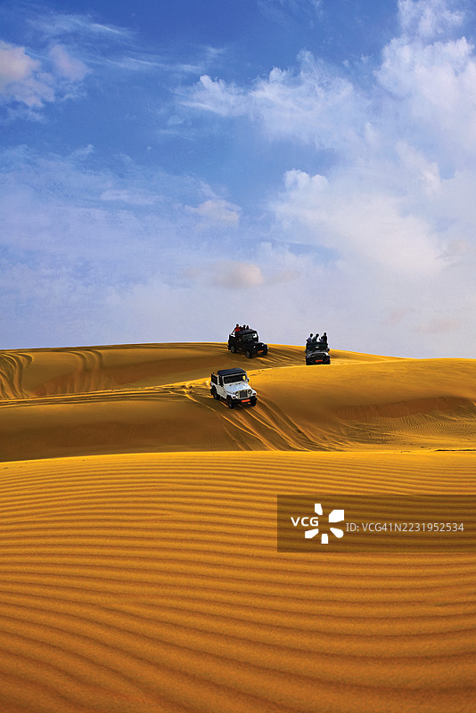 杰普沙漠越野车在贾萨梅尔的沙丘上探险图片素材
