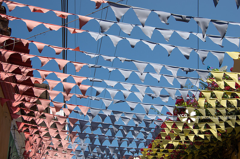 哥伦比亚，玻利瓦尔省，卡塔赫纳，赫塞马尼街区上方悬挂的彩色横幅图片素材