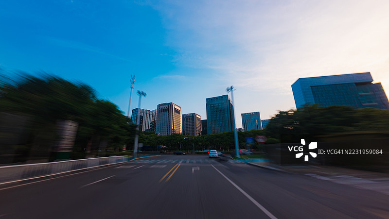 模糊的城市道路、建筑物和沥青路面图像图片素材