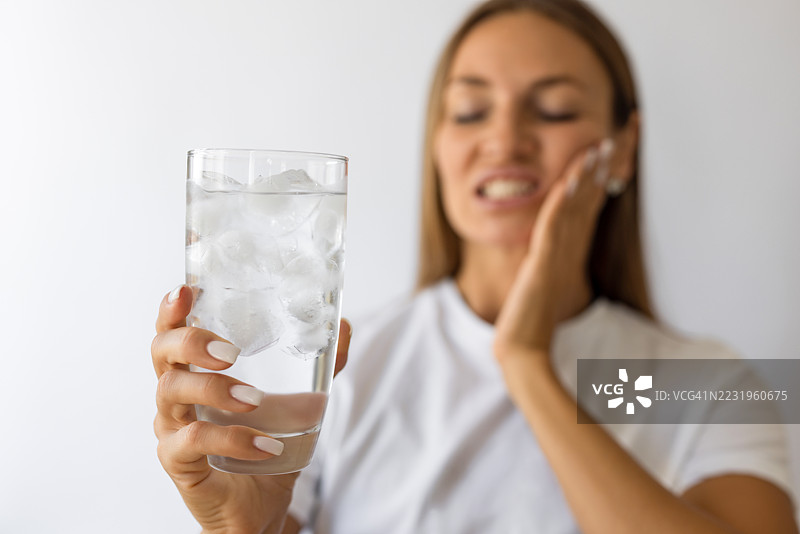 女人喝冷水后牙痛图片素材